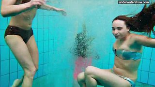 Três garotas nuas se divertindo na água