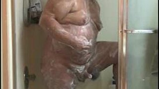 Пухлый дедушка принимает душ