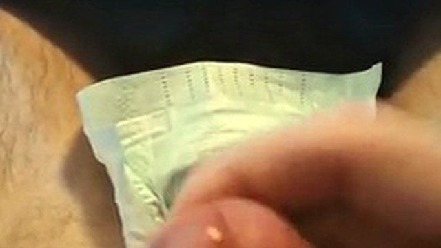 Gamergutt bruker lang tid på å få orgasme med bleie