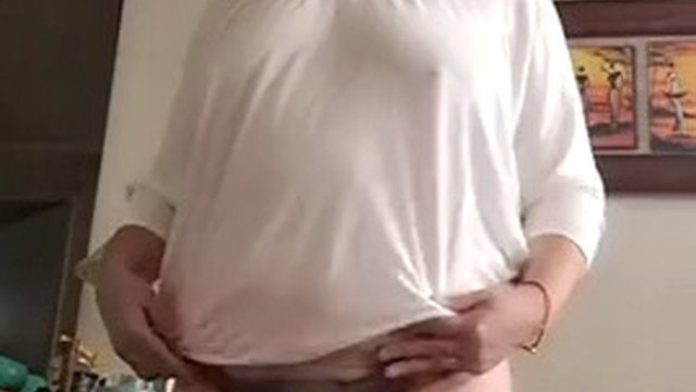 Mommy shows her ass with a plug on video call