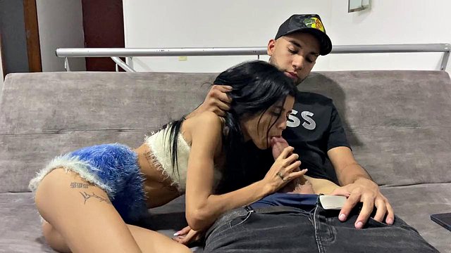 La carina ragazza ebano Chorran vede un grosso stallone dal cazzo in salotto che desidera martellare ferocemente sui mobili attraverso il suo