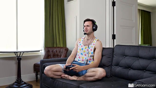 Gay Oyuncunun Açlığını Kırdı