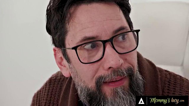 Tommy Pistol golpea las enormes tetas de Lollypop Gcup en una dura acción de garganta profunda que lleva a Inten