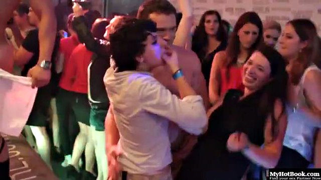 セクシーな熟女たちにとって暑さは耐えられない：アマチュア、乱交、グループセックスポルノ