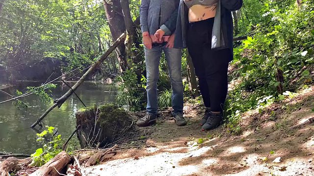 La bellissima suocera mi ha fatto venire nel lago