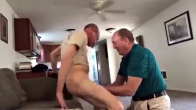 Nonno vestito in ginocchio succhia il cazzo di papà