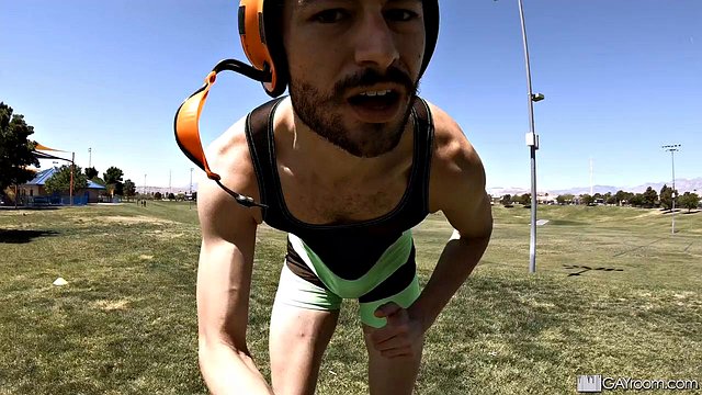 Massaggio sportivo gay pervertito