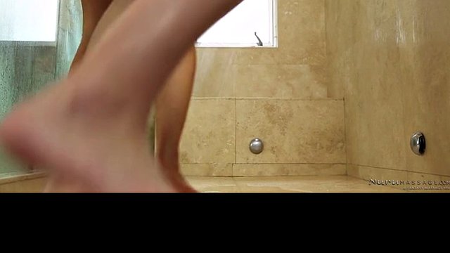 Dvě blonďaté lesbičky si navzájem jedí kurva díry