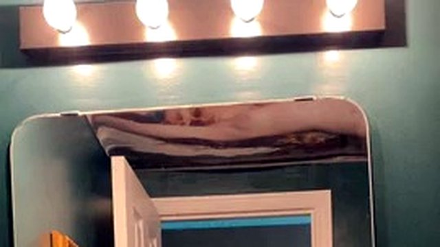La principessa paffuta parla e mostra il suo corpo morbido e grasso nello specchio del bagno.