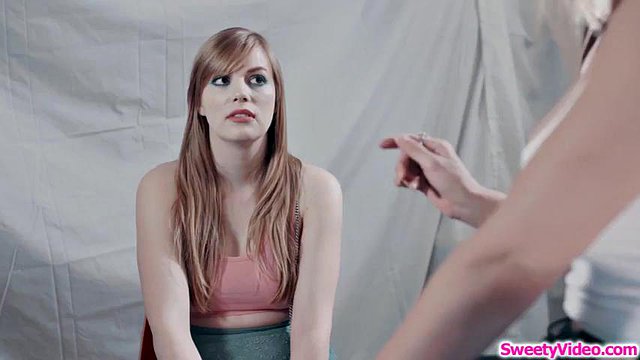 Gata sexy fodida por oficial de segurança lésbica com Dolly Leigh e Sarah Vandella: loira, milf e masturbação pornô