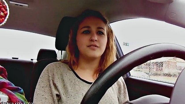 Sexy tenåringspornostjerne som snakker om sitt personlige liv mens hun kjører