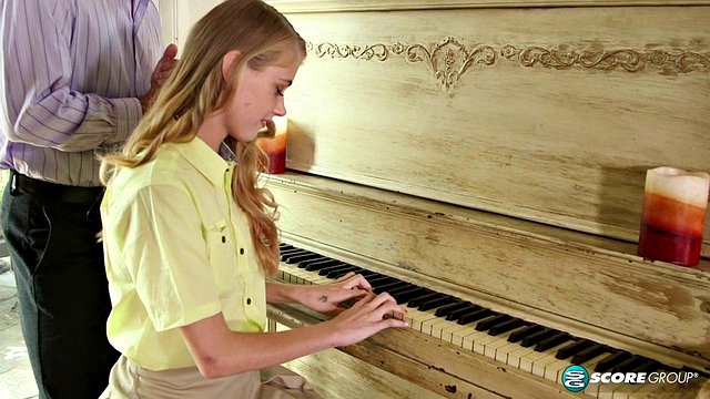 Die Teenagerin Hannah Hays nimmt es am Klavier in den Arsch