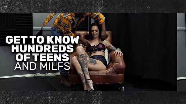 Kimberly Love stopft den Schwanz in den Mund, während die Muschi beim Gangbang vollgespritzt wird