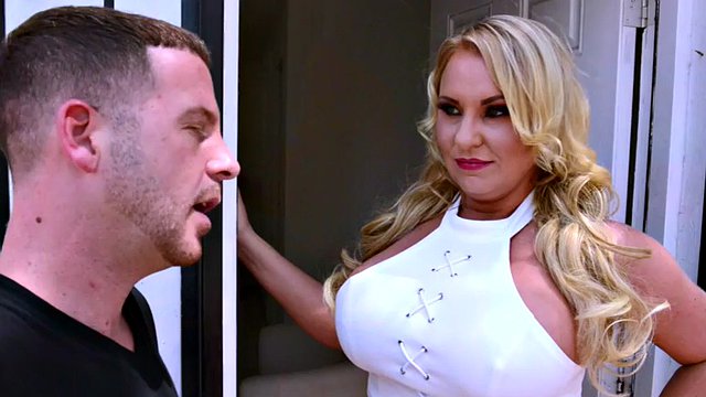 Chrissy Monroe gets a creampie