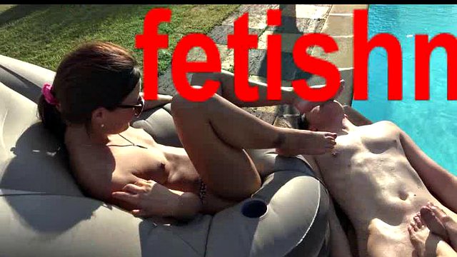 sperma sui piedi di Foot Girls: porno amatoriale, biondo e bruno