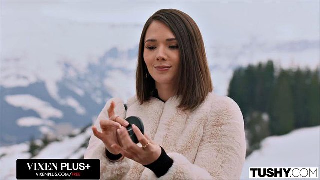 TUSHY Anal Takıntılı Güzellik Eve Tatlı Clemence Audiard'ı ve Dağ Evindeki Erkek Arkadaşını Baştan Çıkarıyor: Porno
