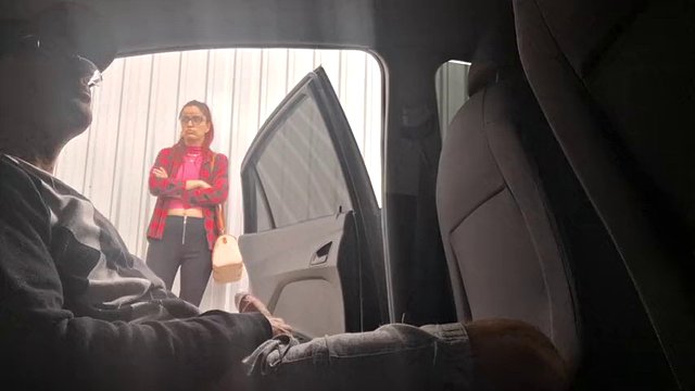 Risikabelt håndjobb inne i bilen for student i offentligheten