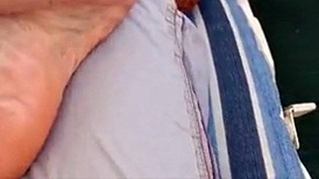 Master Ramón puts cream on his divine feet. Do you want to lick and suck them and then apply them to your master?