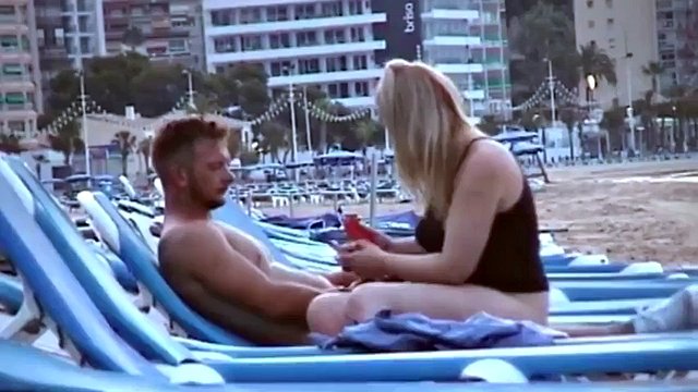 ajx sexe en public sur la plage de Benidorm dans la mer Méditerranée depuis €spaiñ