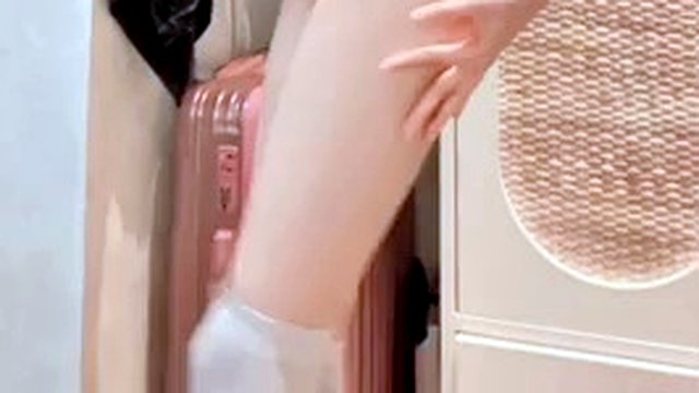 Hijab High School masturbiert mit einem Dildo