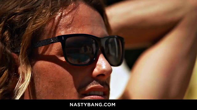 Tyler Nixon wali Nikki Sweets przy basenie