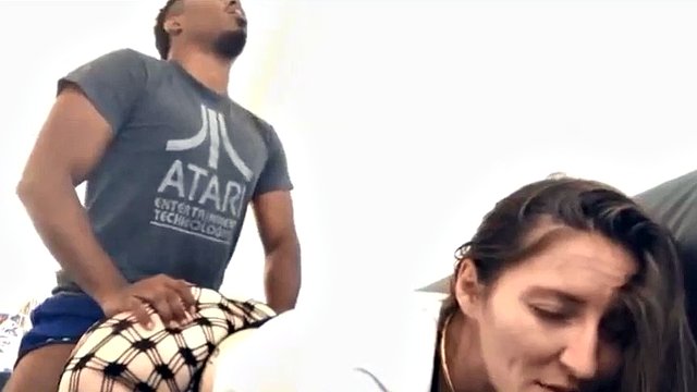 une salope francise se fait baiser par derrière chaudement