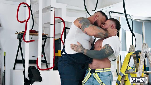 Kinkoer divora il grosso cazzo grosso di Alex Marte in un pompino sciatto prima di Bareback P