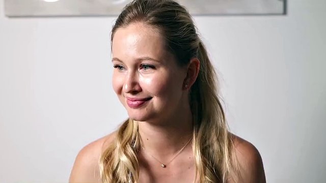 La beauté insère les doigts dans le cul