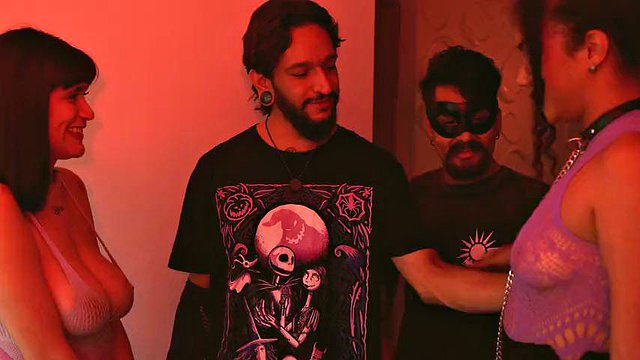 Festa de faculdade termina em sexo arriscado