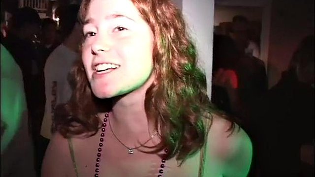 Festeing College Teen Sluts che succhia il cazzo
