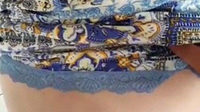 Üvey kız mutfakta eteğini kaldırıyor ve üvey babası tarafından sikiliyor
