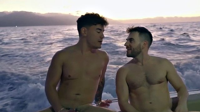 Deportistas atléticos disfrutan de una fiesta anal al aire libre en la naturaleza