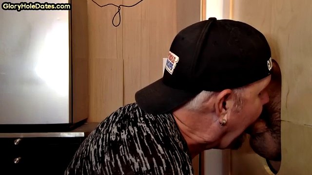 Glory hole papà gay succhia il cazzo prima di masturbarsi per lo sperma