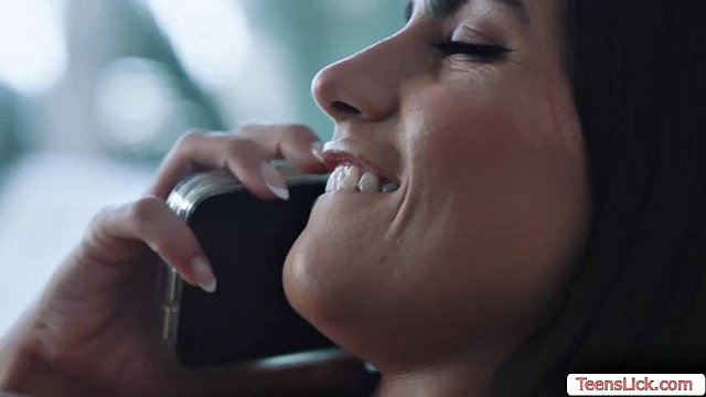 Ho sorpreso la mia babysitter arrapata a fare sesso telefonico