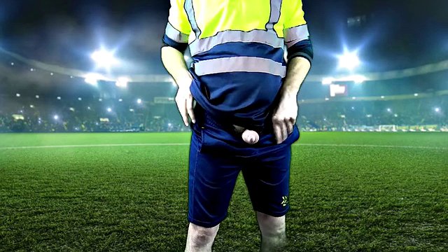 Linjedommeren kan ikke skjule sin aktelse for fotballspillerne (fantasy) DIRTY VIDEO OF DAD