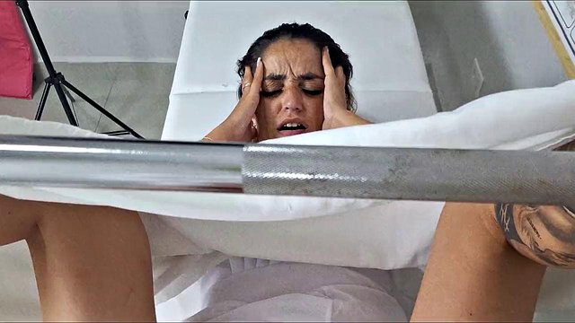 Brezilyalı Cuckold'un Nişanlısı Doktoru Bastırdı