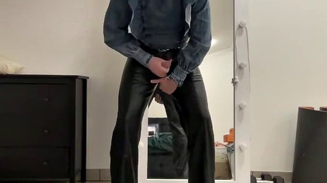 Sissy con pantaloni a zampa d'elefante in pelle e camicetta in denim