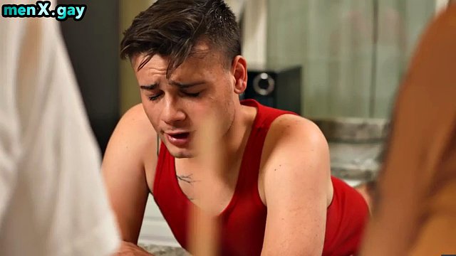 Gaydaddy musclé baise un étalon de cuisine après s'être fait enculer