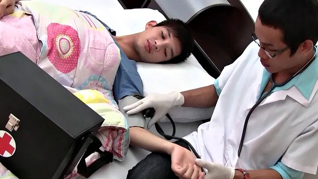 Twink asiático leva uma surra no rabo apertado pelo médico