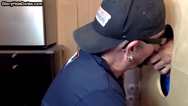 Glory hole maduro gay daddy chupa polla en la primera cita glory hole
