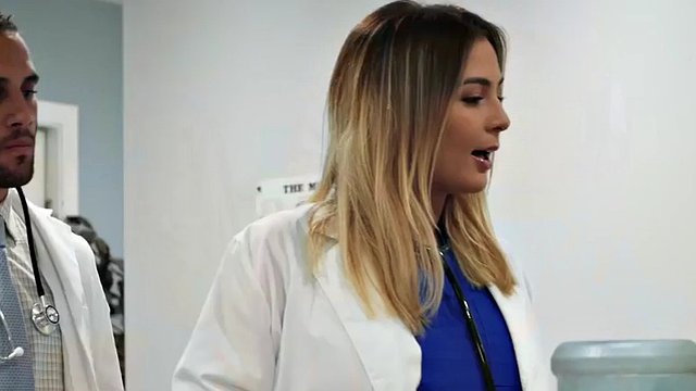 Petite kontordame knullet av stor kuk i våt fittehull