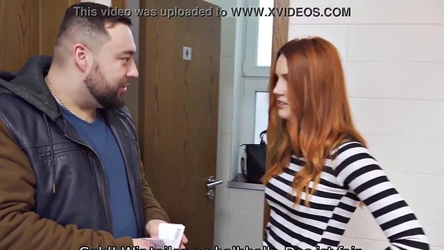 CHASSE4K. Le cocu reste dans les toilettes publiques à regarder le sexe de sa copine avec Hunter