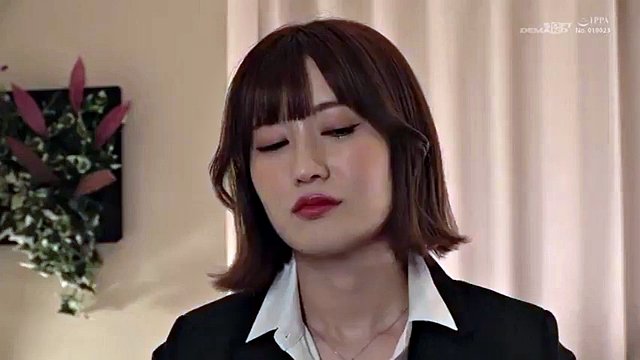 The arrogant female boss Ikaike was on a business trip in the same room with her garbage incompetent subordinates