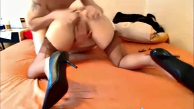 ナイロンを履いた変態ブロンド妻がファニーでフィスト＆ファック