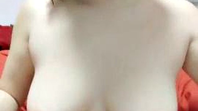 Młoda kobieta z pięknymi piersiami pokazuje jej twarz i zarabia dodatkowe pieniądze, zarabiając pieniądze podczas kąpieli w łazience jest uwodzicielska i urocza
