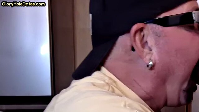 Un gode Gloryhole affamé de sperme suce une bite en gros plan fait maison