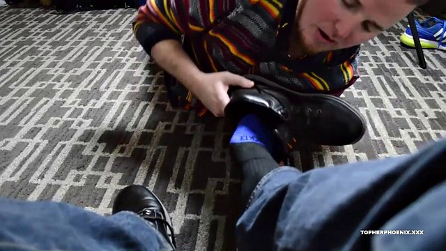 Znany na Xtube Salt Lake Foot Man oferuje pełną usługę czyszczenia stóp, od butów po skarpety i palce. Topher Phoenix nie może powstrzymać się od jęku, gdy Salt Lake Foot Man dosłownie czci ziemię, po której chodzi.
