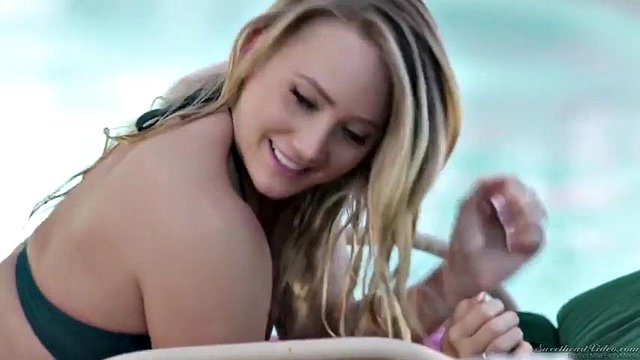 Lesbiche a bordo piscina: tettone, culi grossi e porno con ragazze