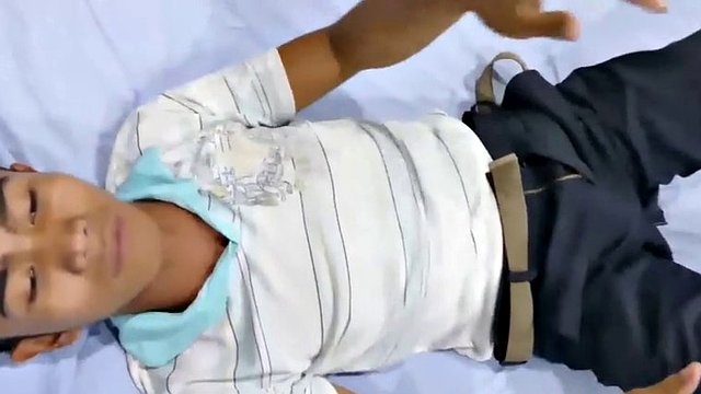 tento výstřední policajt miluje sladké aroma svých černých kožených bot