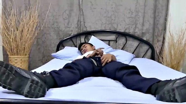 este policía pervertido ama el dulce aroma de sus botas de cuero negro